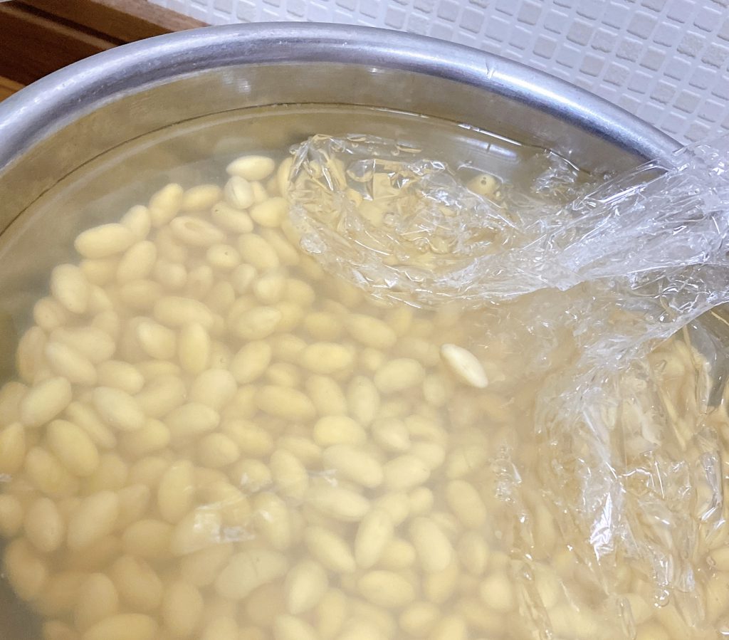 大豆を8時間以上水に浸ける